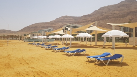 סככות ומיטוף שיזוף כחולות על חוף הים